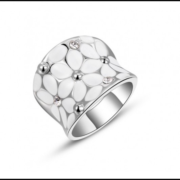 Roxi Daisy ring 🆕 - Picture 1 of 13